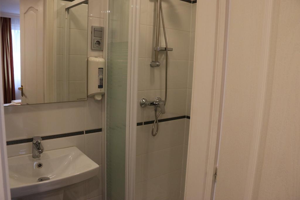 Aradi Vendeghaz Hotel Мисколк Стая снимка