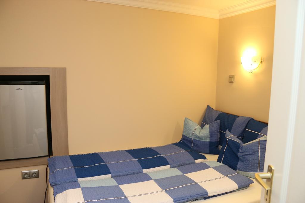 Aradi Vendeghaz Hotel Мисколк Стая снимка