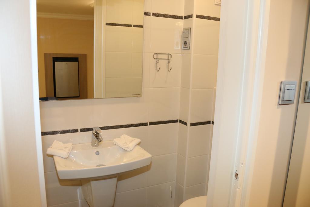 Aradi Vendeghaz Hotel Мисколк Стая снимка