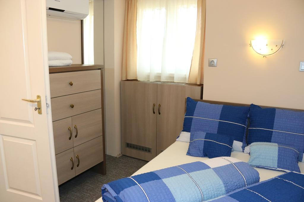 Aradi Vendeghaz Hotel Мисколк Стая снимка