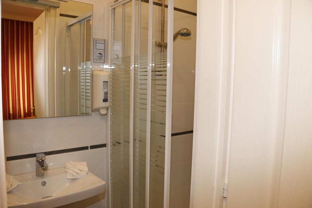 Aradi Vendeghaz Hotel Мисколк Стая снимка